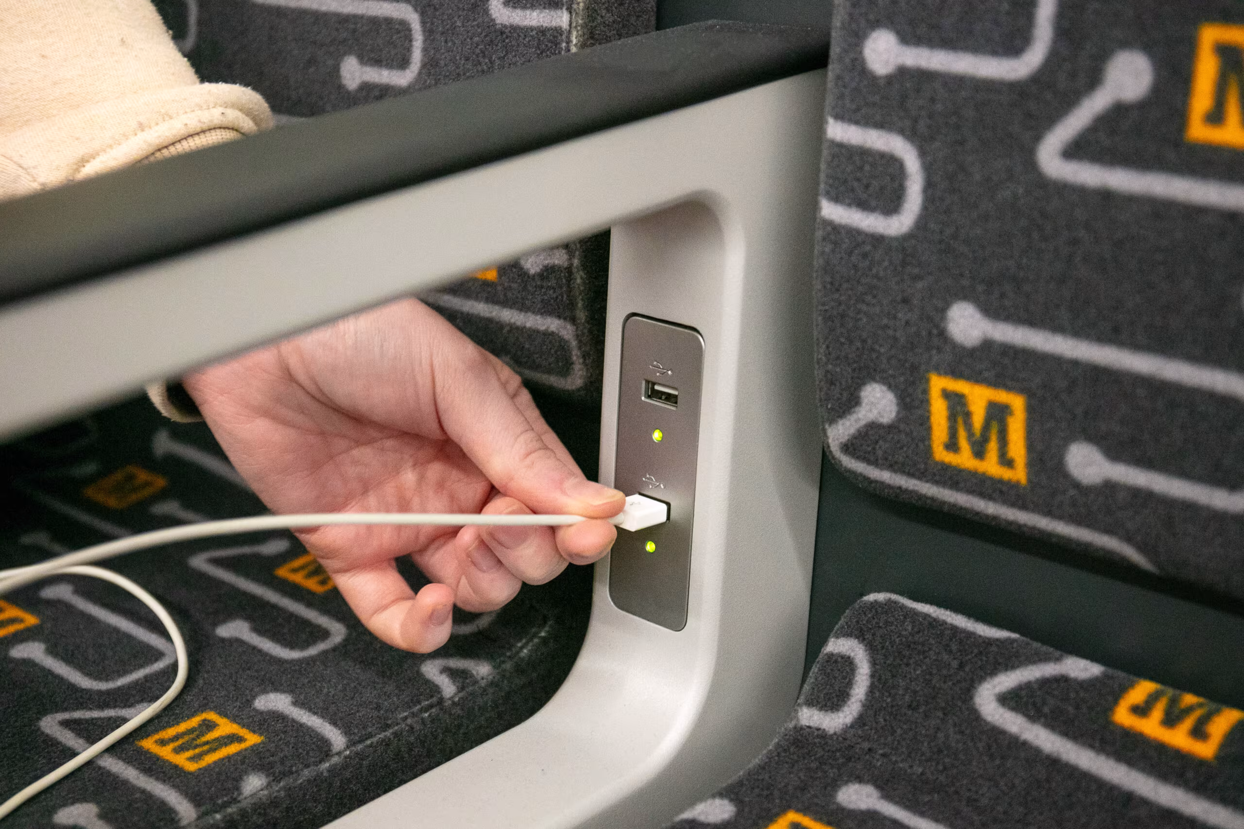 Charger on Metro